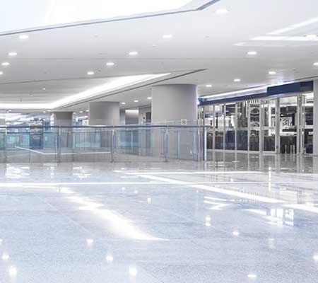 Bolu mermer silim avantajları için kullanılan görselde, silinip cilalanmış parlak bir alışveriş zemini var.