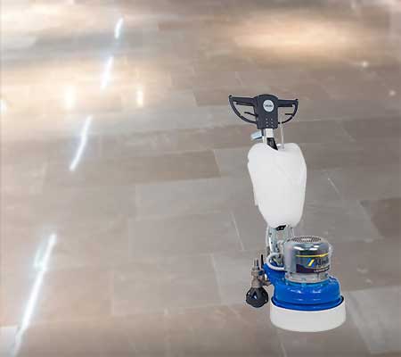 Bolu mermer silim cilalama firmaları için kullanılan görselde, zemin silme makinesi ve parlak bir taş yüzey var.