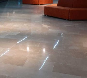 Bolu Mermer Silim Cilalama ve Restorasyon Firmaları Hakkında Bilgiler yazısı için kullanılan görselde, Bolu'da bulunan bir işyerin zemini ayna gibi parlıyor.