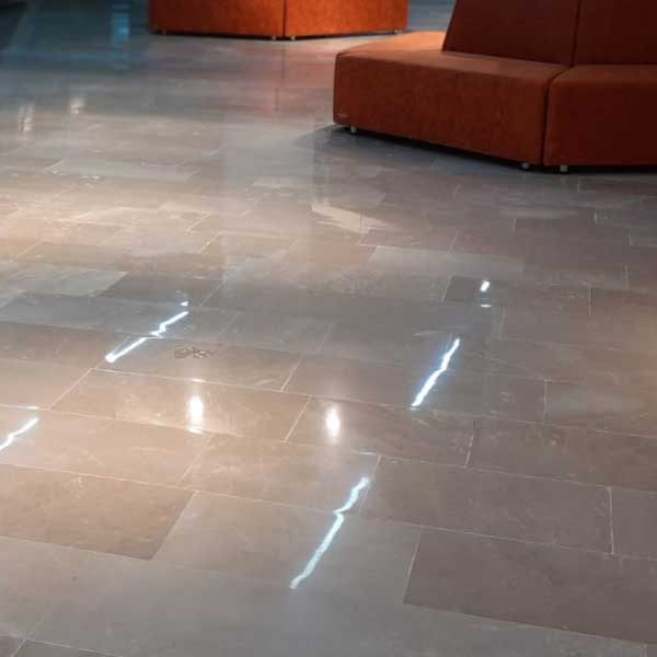 Bolu Mermer Silim Cilalama ve Restorasyon Firmaları Hakkında Bilgiler yazısı için kullanılan görselde, Bolu'da bulunan bir işyerin zemini ayna gibi parlıyor.