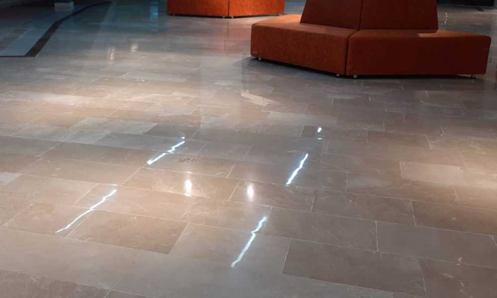 Bolu Mermer Silim Cilalama ve Restorasyon Firmaları Hakkında Bilgiler yazısı için kullanılan görselde, Bolu'da bulunan bir işyerin zemini ayna gibi parlıyor.