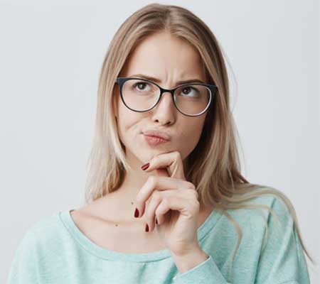 Bolu mermer silim cilalama firmaları yazısı için kullanılan görselde, gözlüklü genç bir bayan hangi mermer silme firmasını seçeceğini düşünüyor.