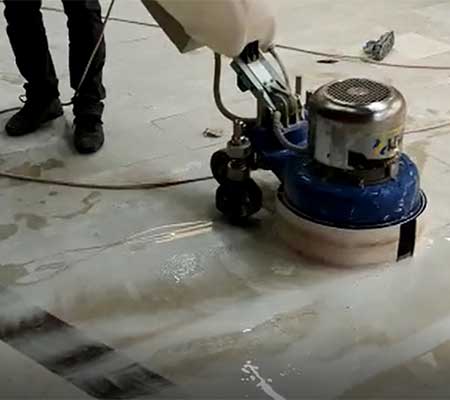Görselde, Özmer Silim Cila firması teknisyeni zemin silme makinesi ile yüzeyi cilalıyor.