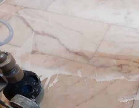 Mermer cilalama hizmetiimiz için kullanılan görselde, teknisyenimiz zemin cila makinesi ile mermer zemini parlatıyor.