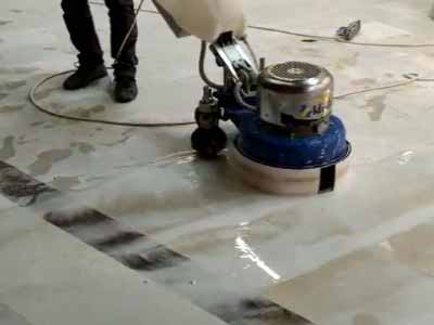 Mermer restorasyonu hakkında bilgiler kategorisi için kullanılan görselde, teknisyenimiz silme makinesiyle mermer zemini cilalıyor.