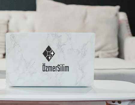 Mermer silim cilalama restorasyon hakkında bilmeniz gerekenler başlığı için kullanılan görselde, mermer kaplamalı bir bilgisayarda Google arama motoru sayfası açılmış.