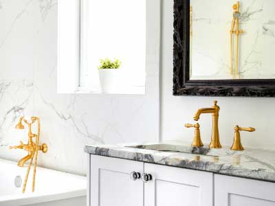 Mermer Silim Hakkında Bilgiler Kategorisi için kullanılan görselde, Özmer silim Cila ekibi tarafından parlatılmış banyo tezgahı var.