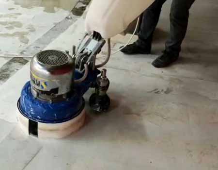 Mermer silim cilalama restorasyon hizmetimiz için kullanılan görselde, bir Özmer Silim Cila uzmanı yüzey silme makinesiyle zemini silip parlatıyor.