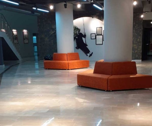 Mermer silim cilalama ve restorasyon hizmetlerimiz için kullanılan görselde, Özmer Silim Cila firmamız tarafında mermer zemini parlatılmış bir işyeri var.