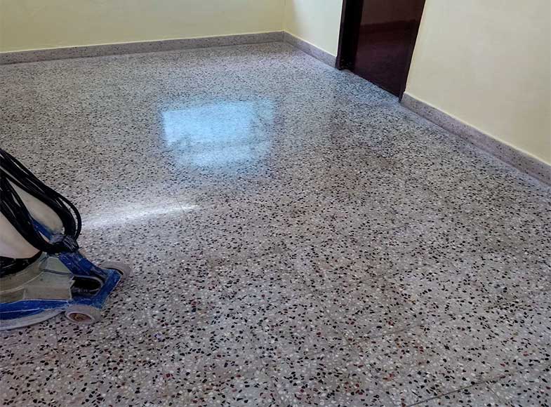 Mozaik mermer silim aşamaları için kullanılan görselde, bir silim makinesi ile cilalanmış desenli parlak zemin var.