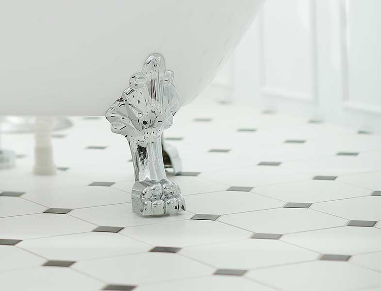 Mozaik silme hizmeti için kullanılan görselde, Özmer tarafından cilalanmış bakla desenli parlak mermer zemin ve banyo küveti var.