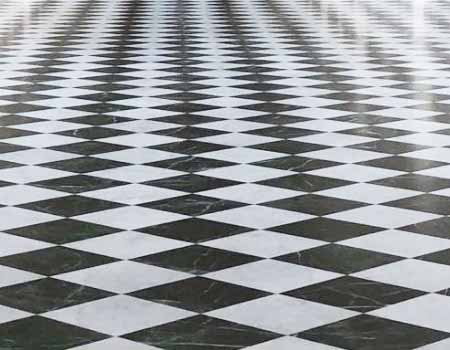 Mozaik mermer silim cilalama restorasyon hizmetlerimiz için kullanılan görselde, siyah ve beyaz renkte temizlenmiş mermer zemin karoları var.